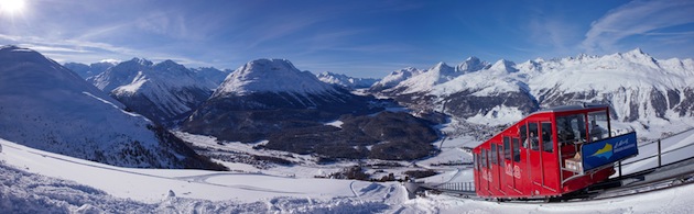 ENGADIN St. Moritz: Panorama Muottas Muragl mit der Standseilbahn