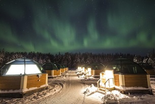 northern-lights-and-the-arctic-glass-igloos-in-rovaniemi-in-finnisn-lapland-825x559